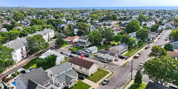 Image 4: Prime Location - 1619 E Street