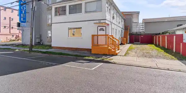 Image 2: 57 Dupont (2)