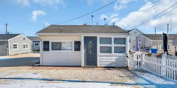 37 E Crane Way