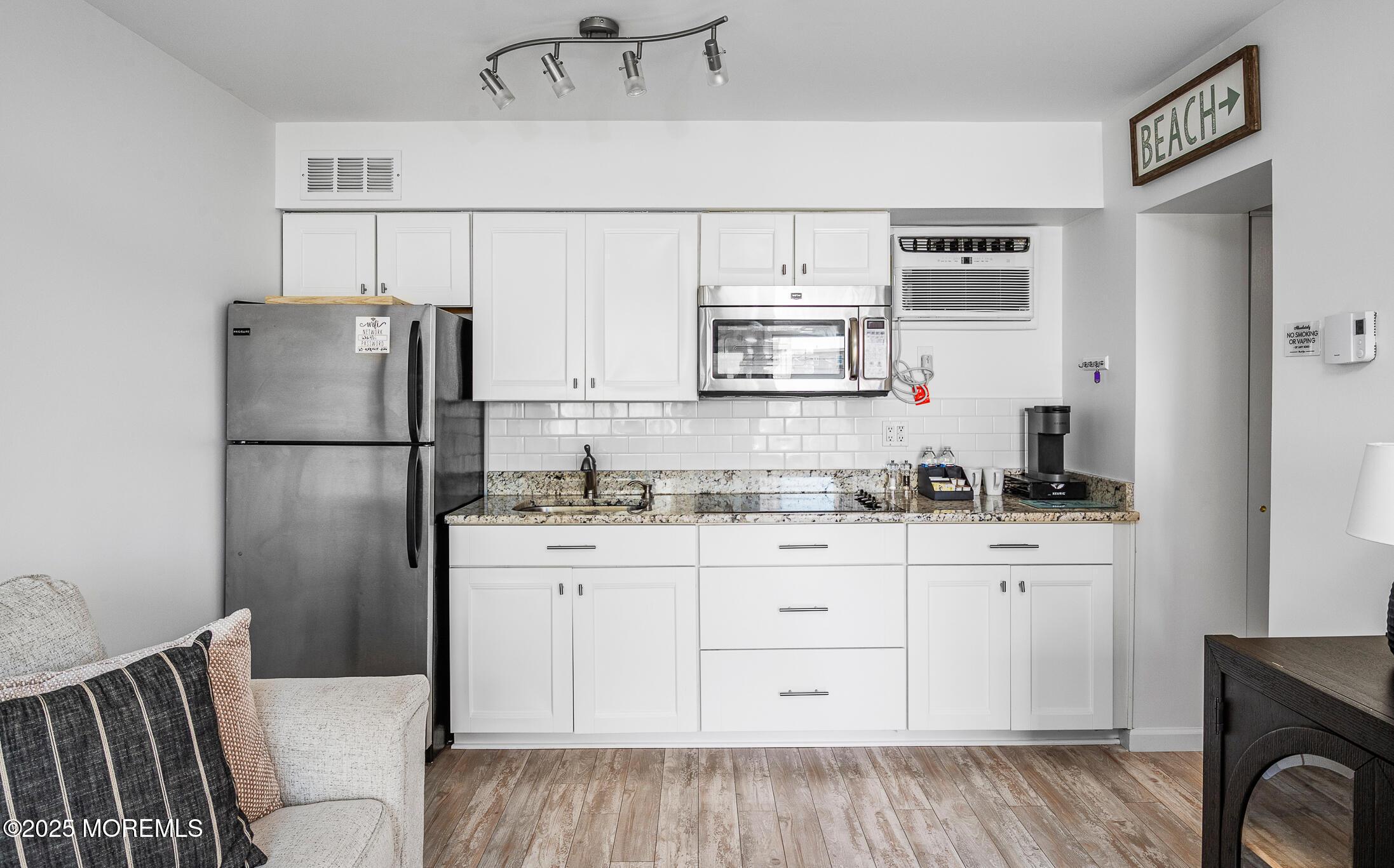 Image 3: Kitchen