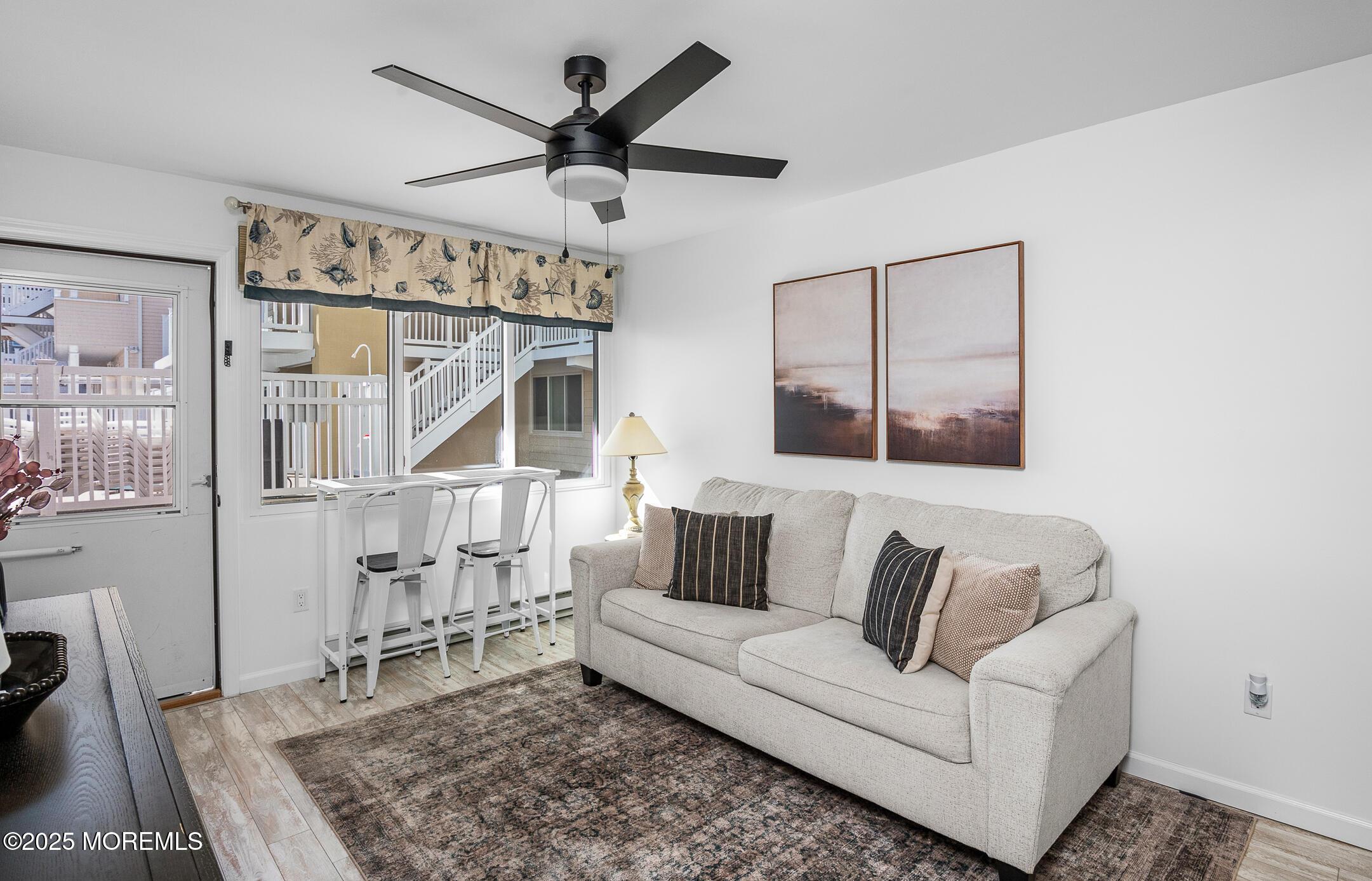Image 4: Living area