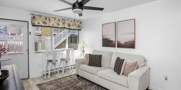 Image 4: Living area