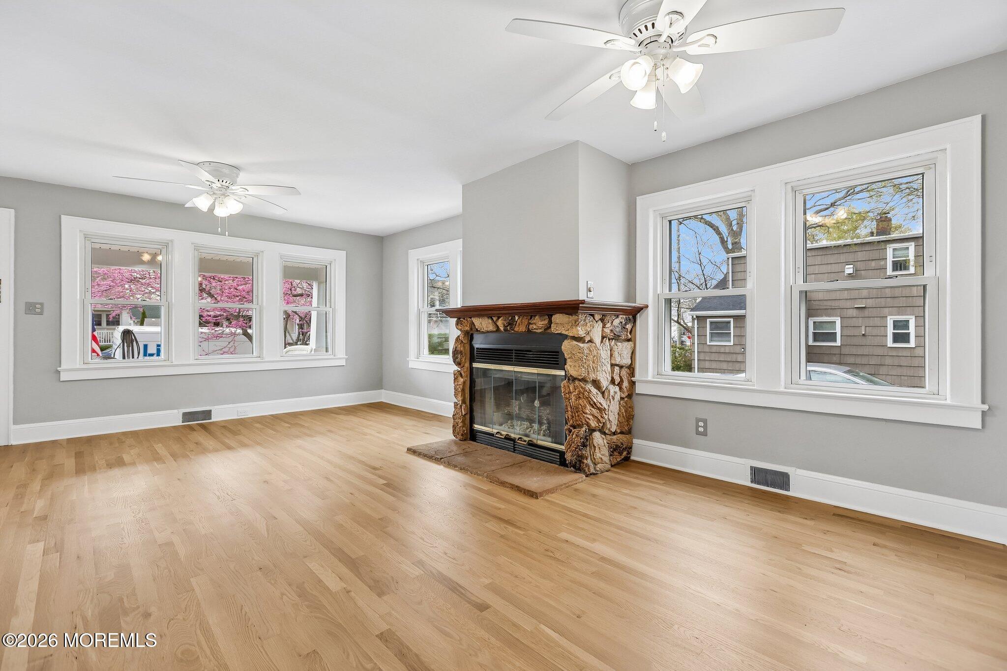 Image 3: Living Room