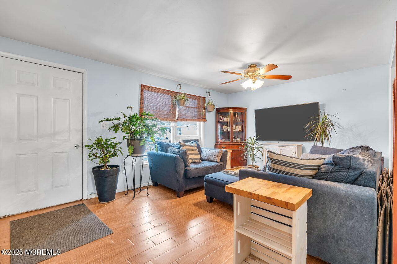 Image 3: Living Room