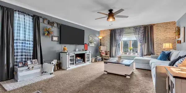 Image 3: Light and Bright Filled Room