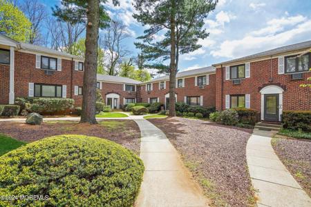 214 E Manor