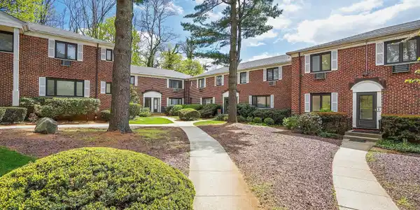 214 E Manor