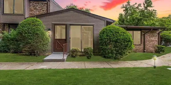 39 Lexington Court