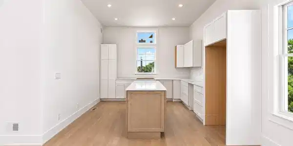 Image 4: Kitchen