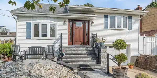 8 Thompson Avenue
