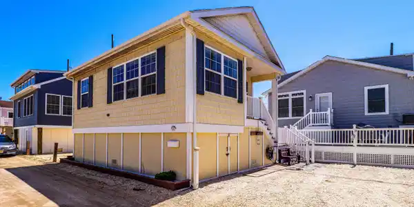 109 W Kingfisher Way