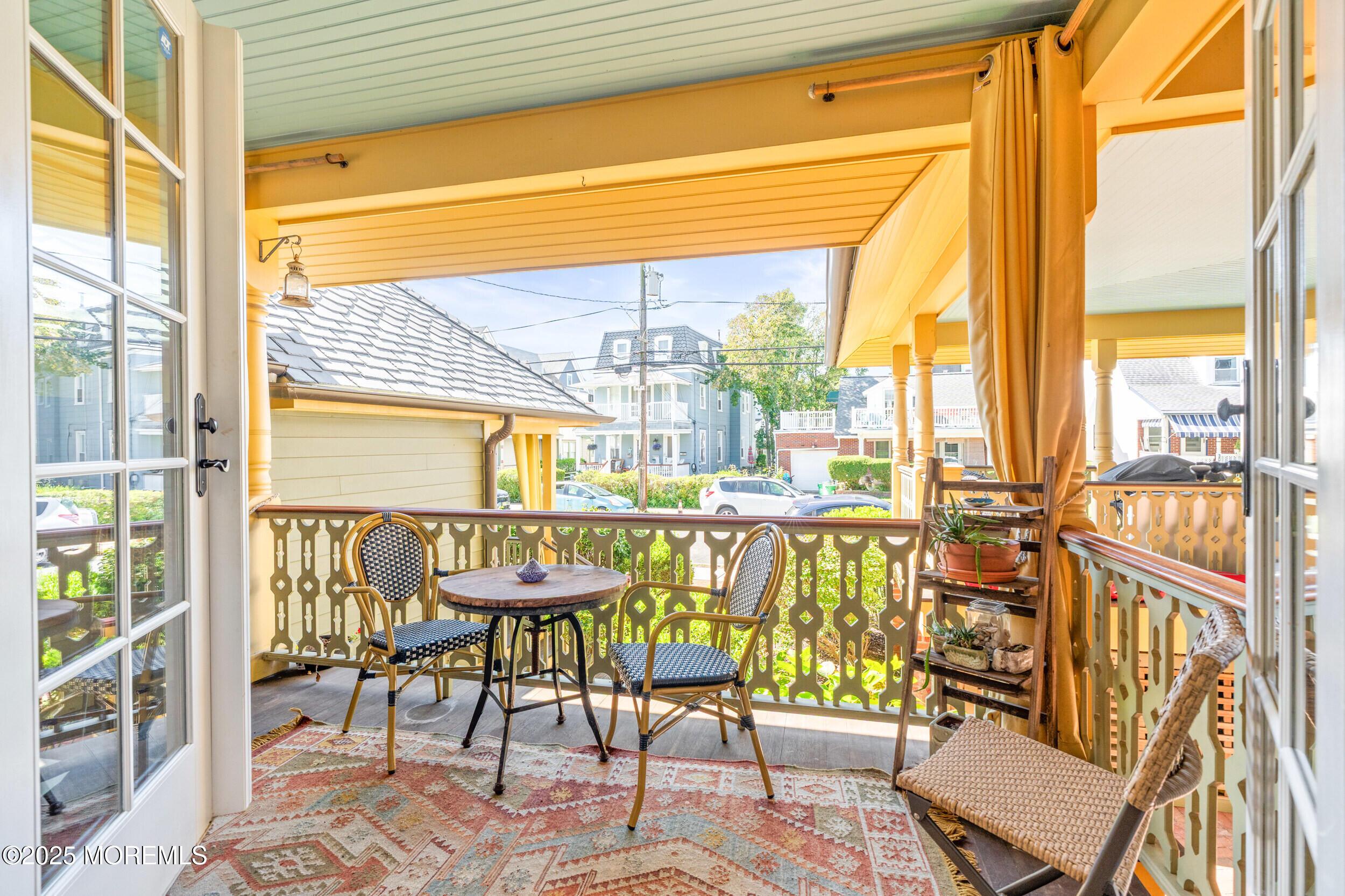 Image 2: Fabulous Porch