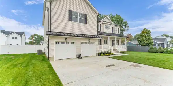 Image 4: Wide Driveway