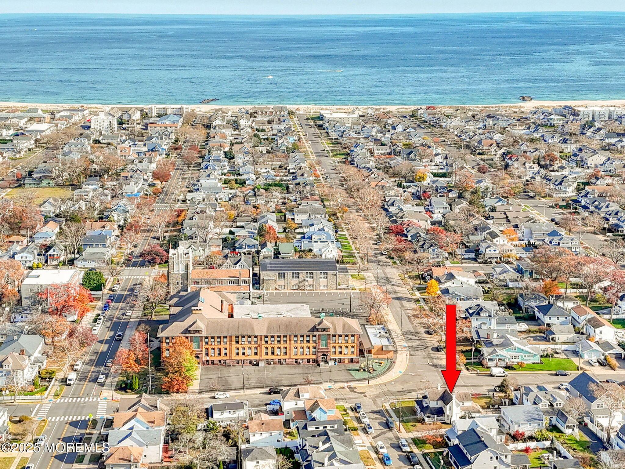 Image 4: 5 blocks to beach