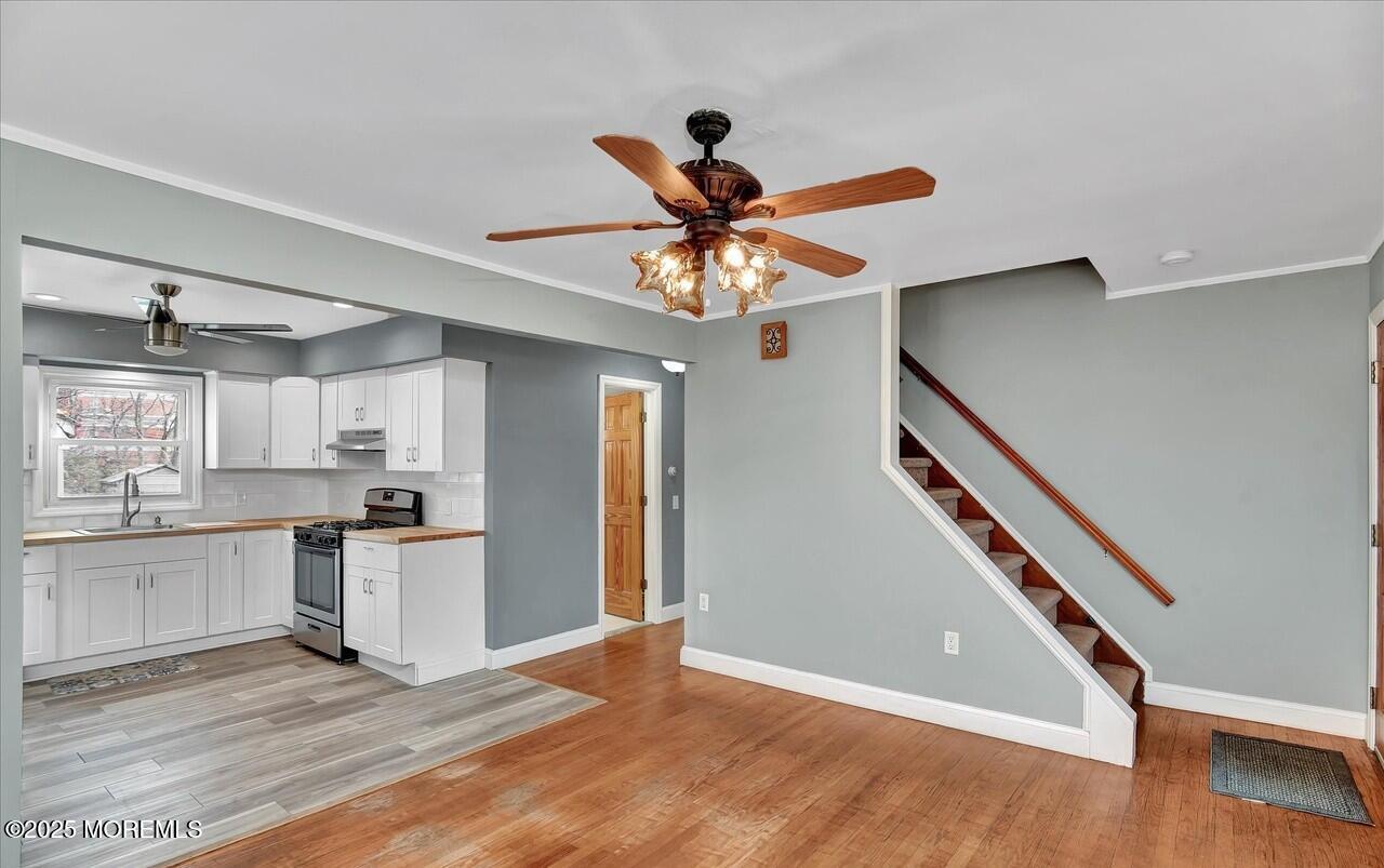 Image 3: 64 LR & kitchen