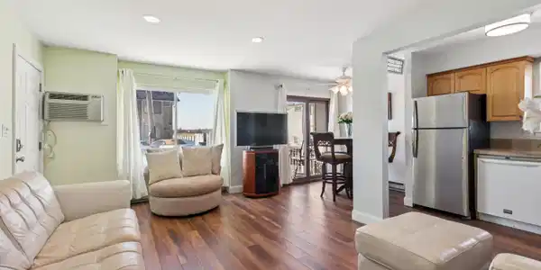 Image 3: 4