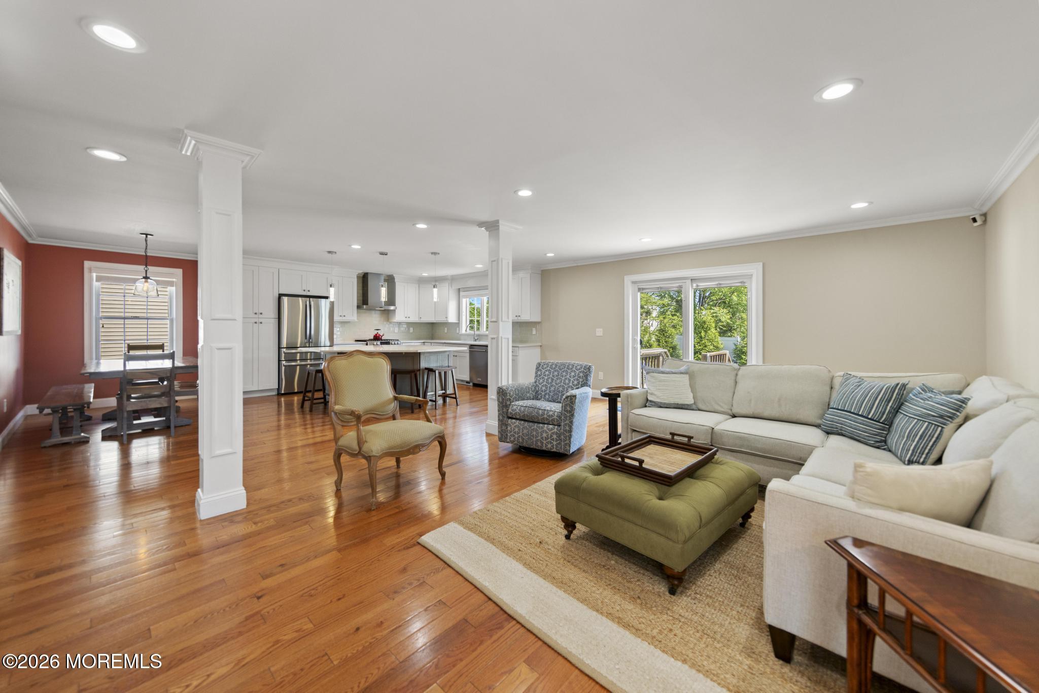 Image 2: 813 E Curtis (27)