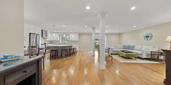 Image 3: 813 E Curtis (21)