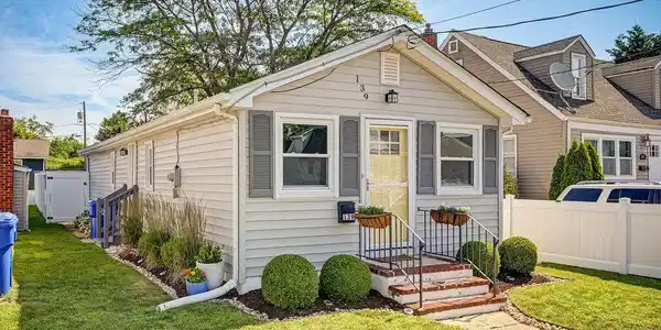 139 Seabreeze Avenue