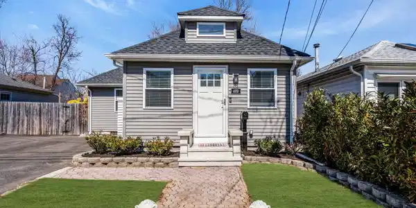 469 Center Avenue