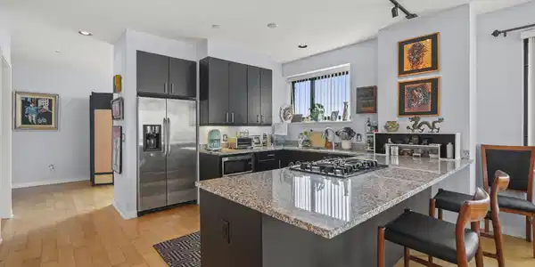 Image 3: 10-web-or-mls-DSC09352