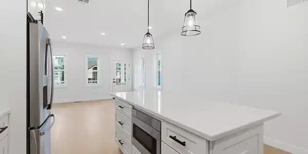 Image 3: Built-in microwave