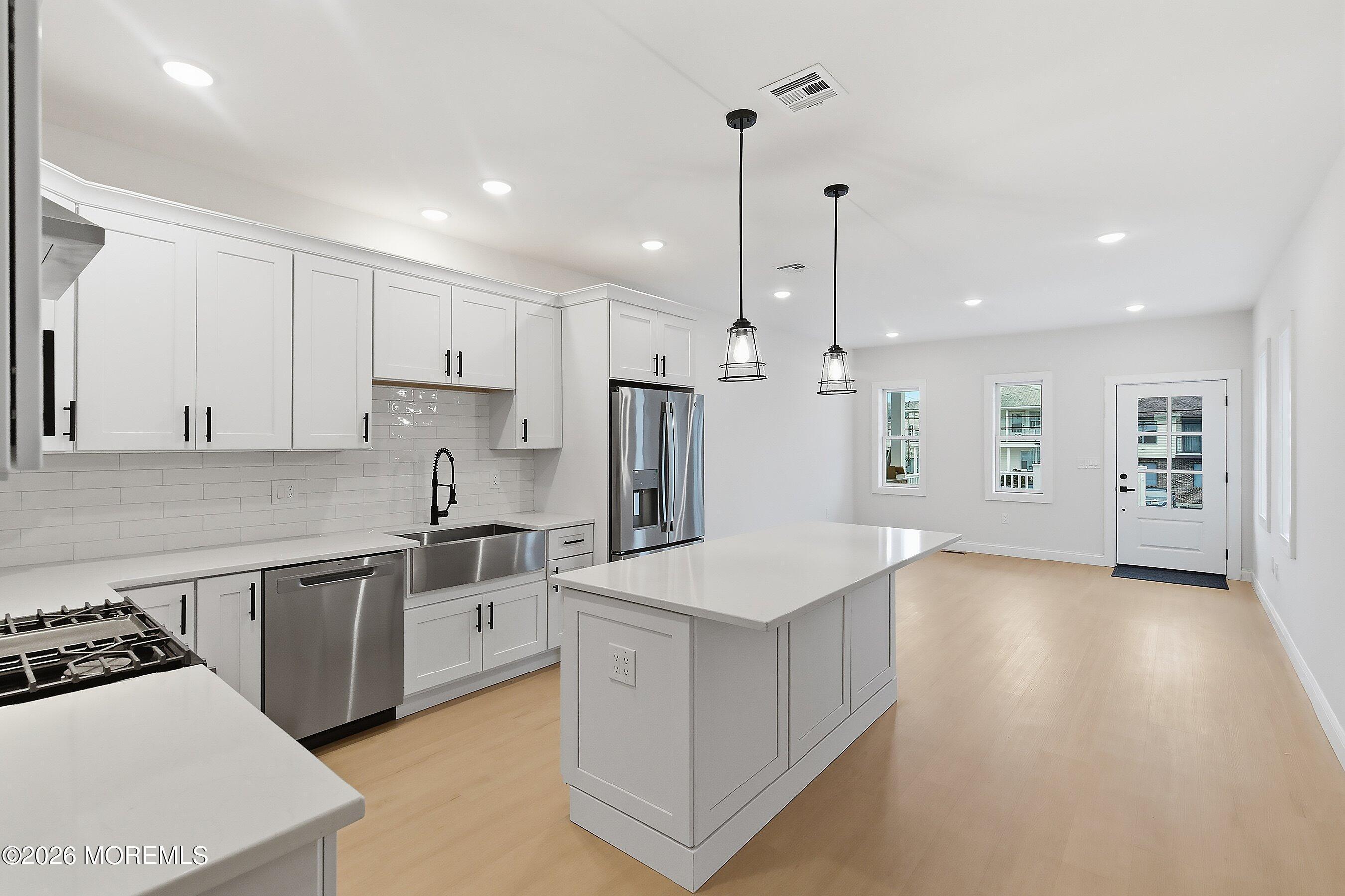 Image 4: Kitchen