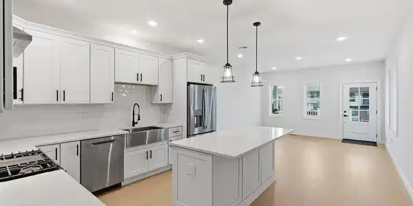 Image 4: Kitchen