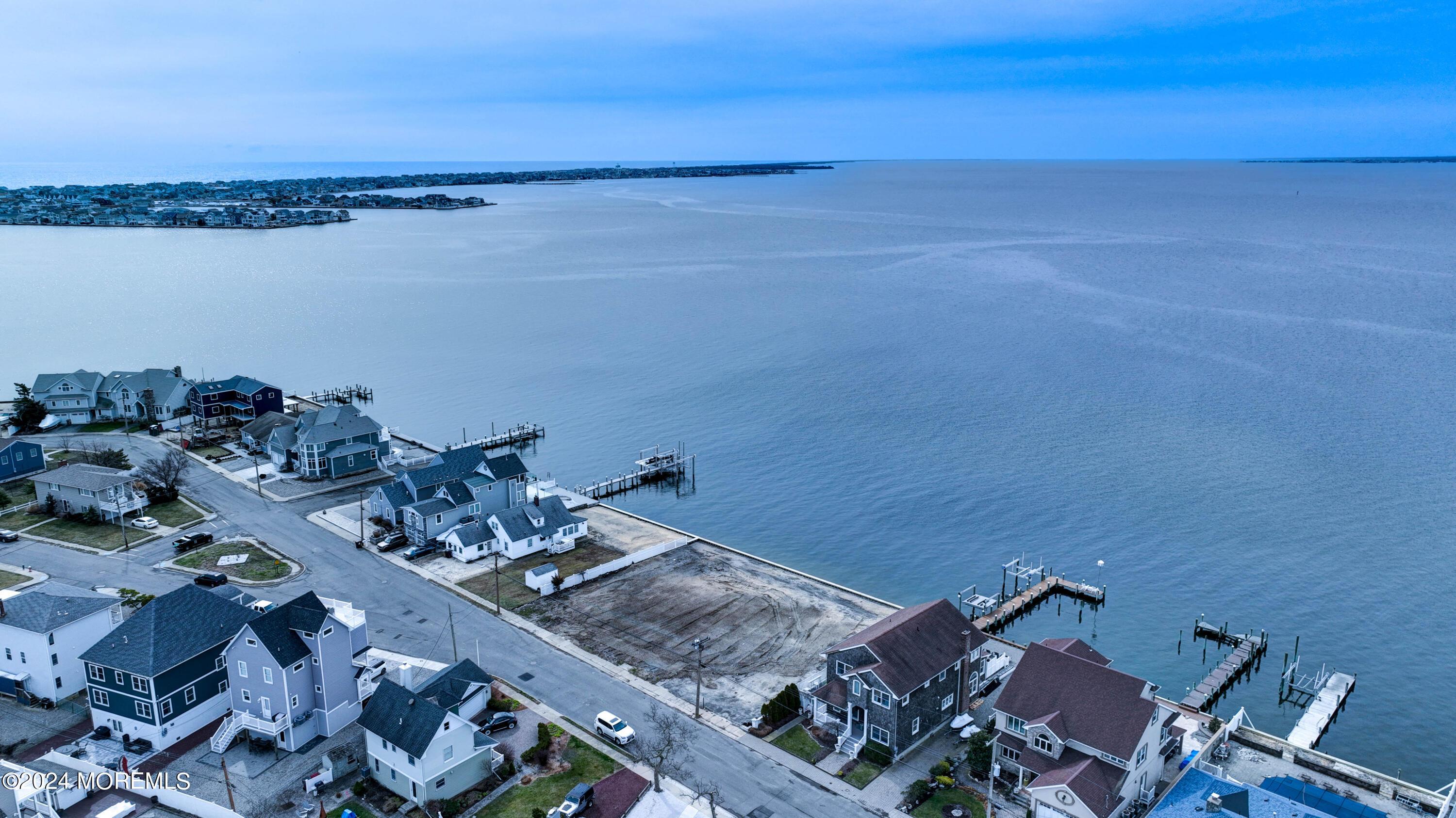 Image 2: 511 Sunset Drive South Aerial -4