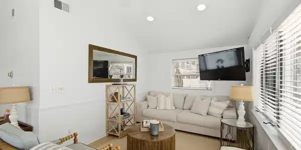 Image 4: 03-Living 1b