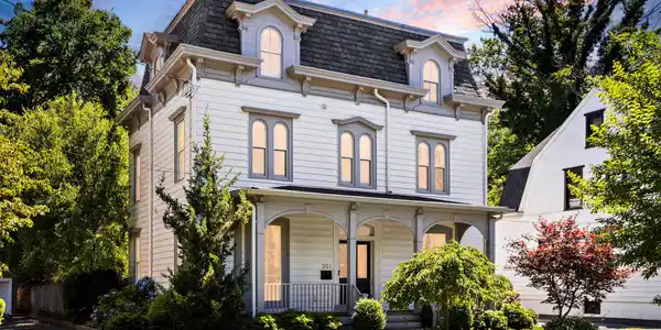201 E Bergen Place