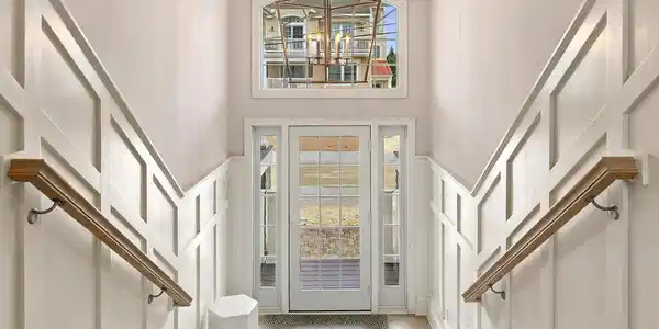 Image 2: 06-Foyer 1