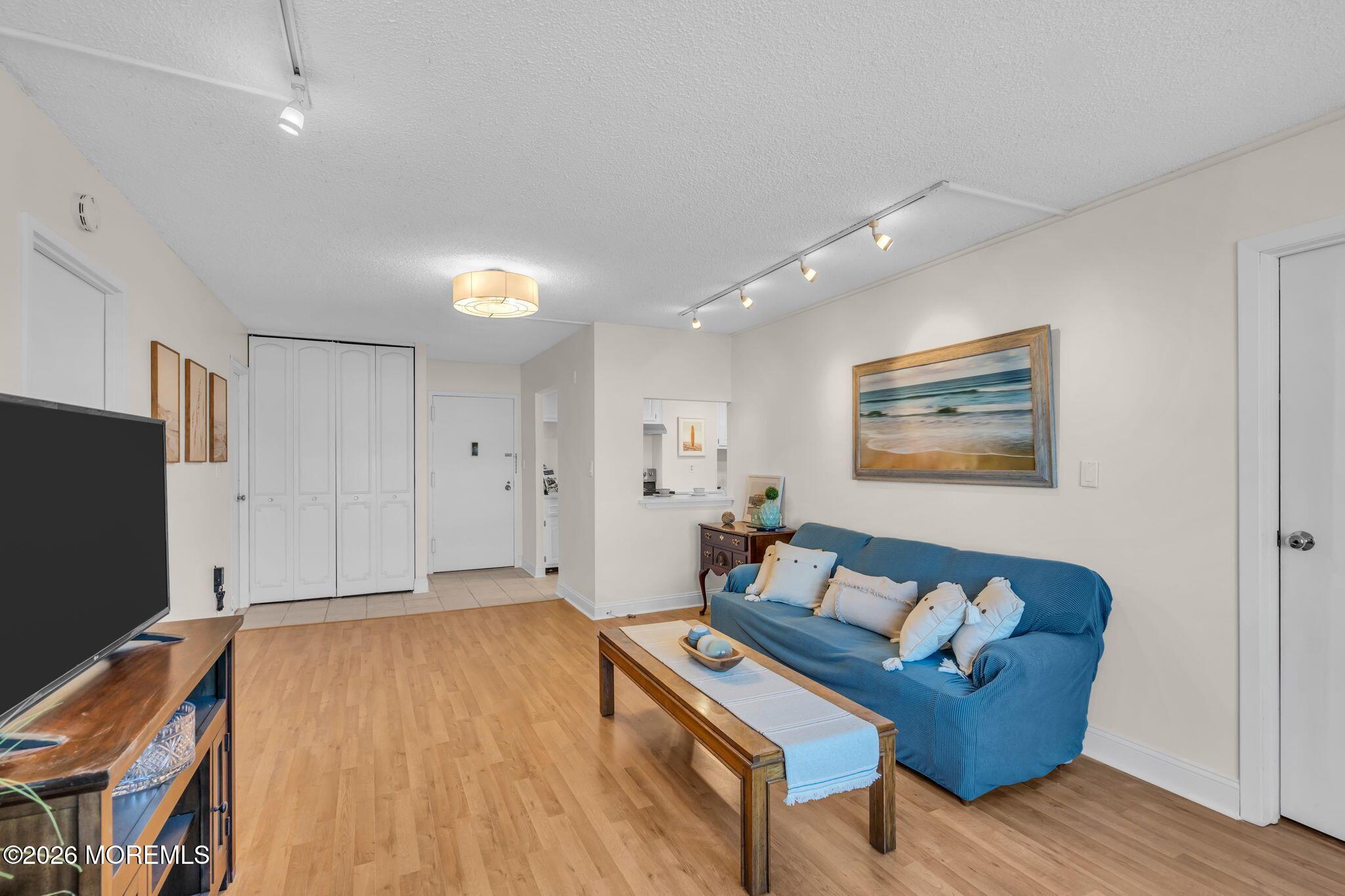 Image 4: Living Room