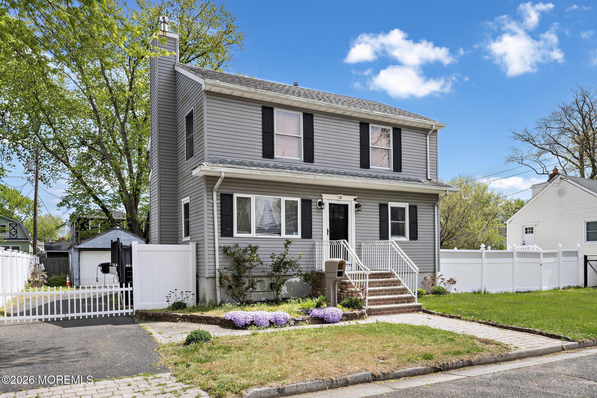Image 2: 38 Bay Ave (5)