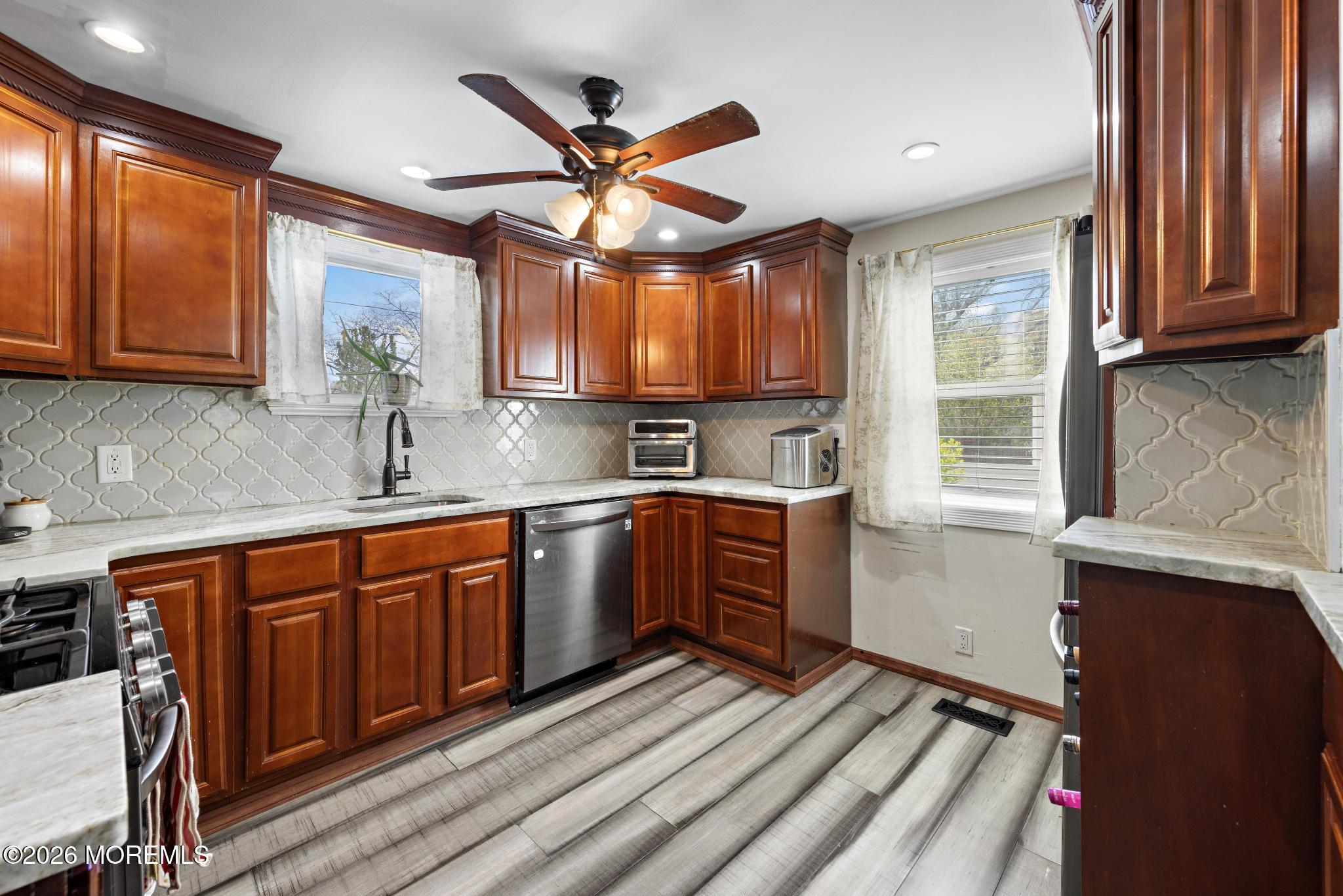 Image 3: 38 Bay Ave (13)