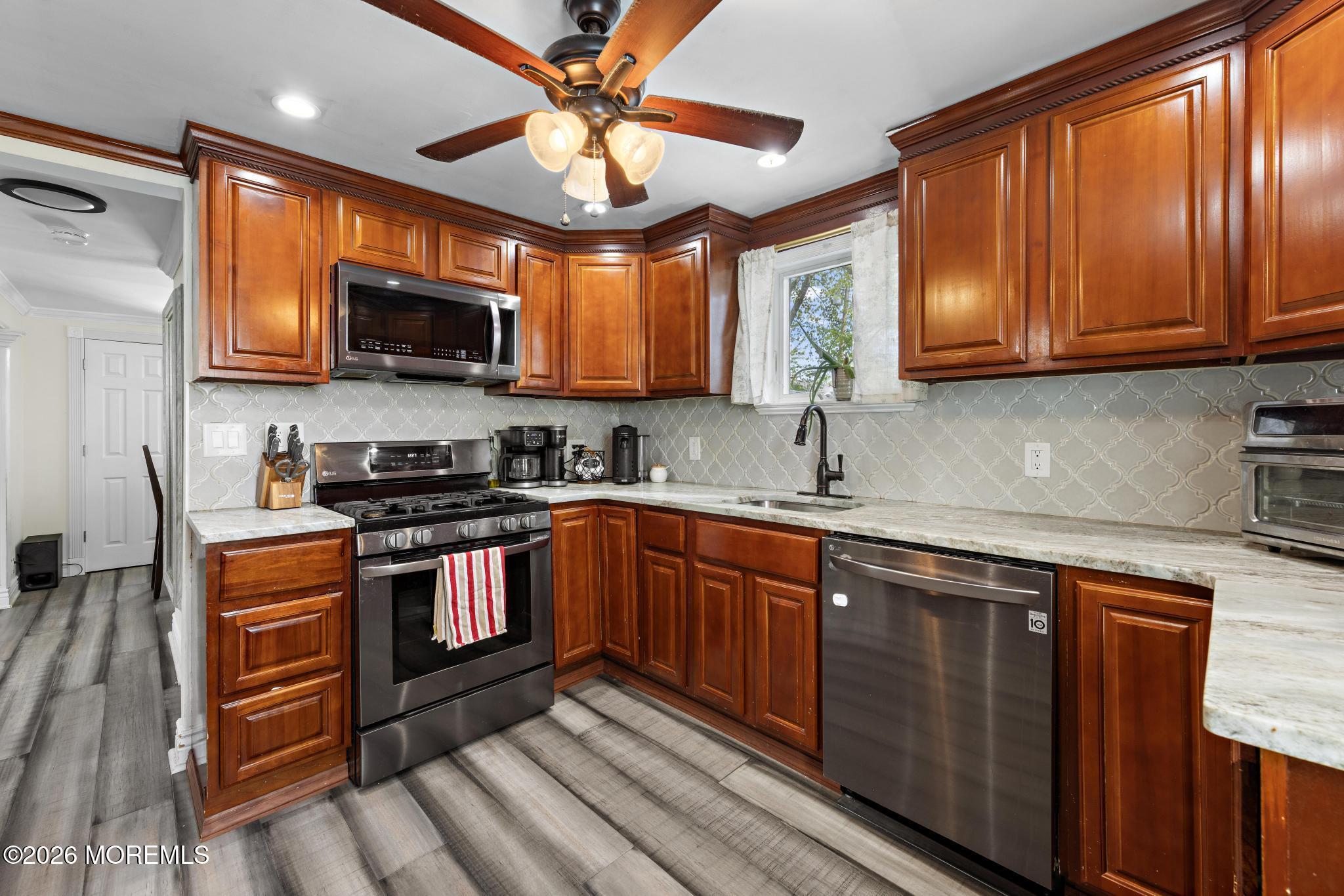 Image 4: 38 Bay Ave (14)
