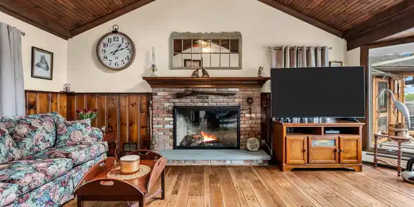 Image 2: Living Room