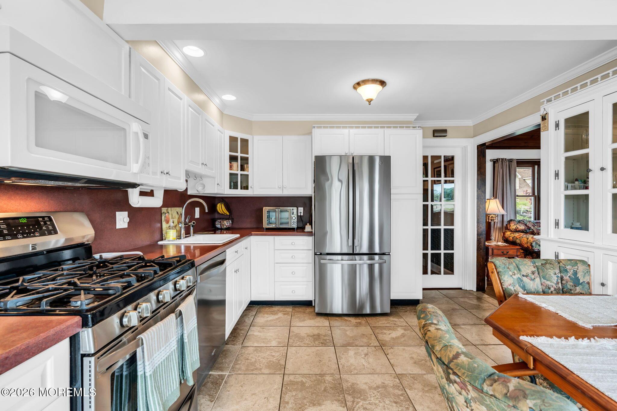 Image 3: Kitchen