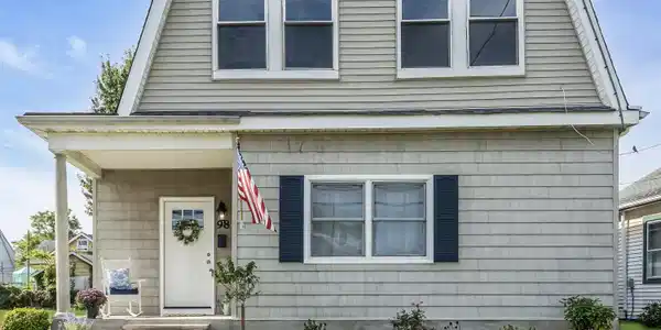 98 Seabreeze Avenue
