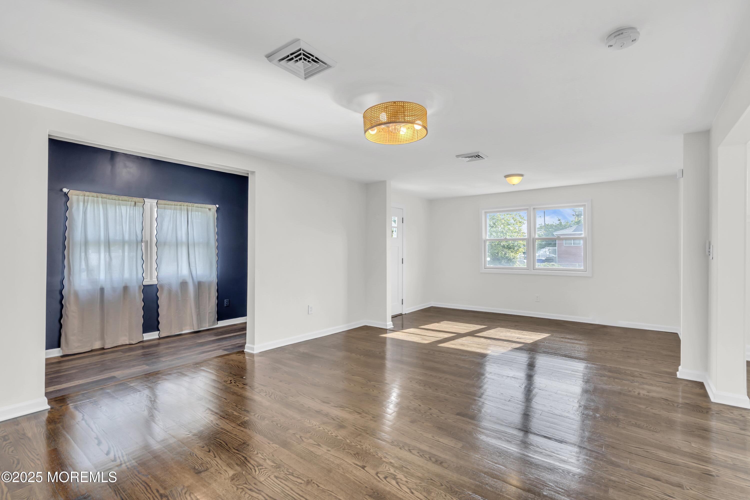Image 4: living room
