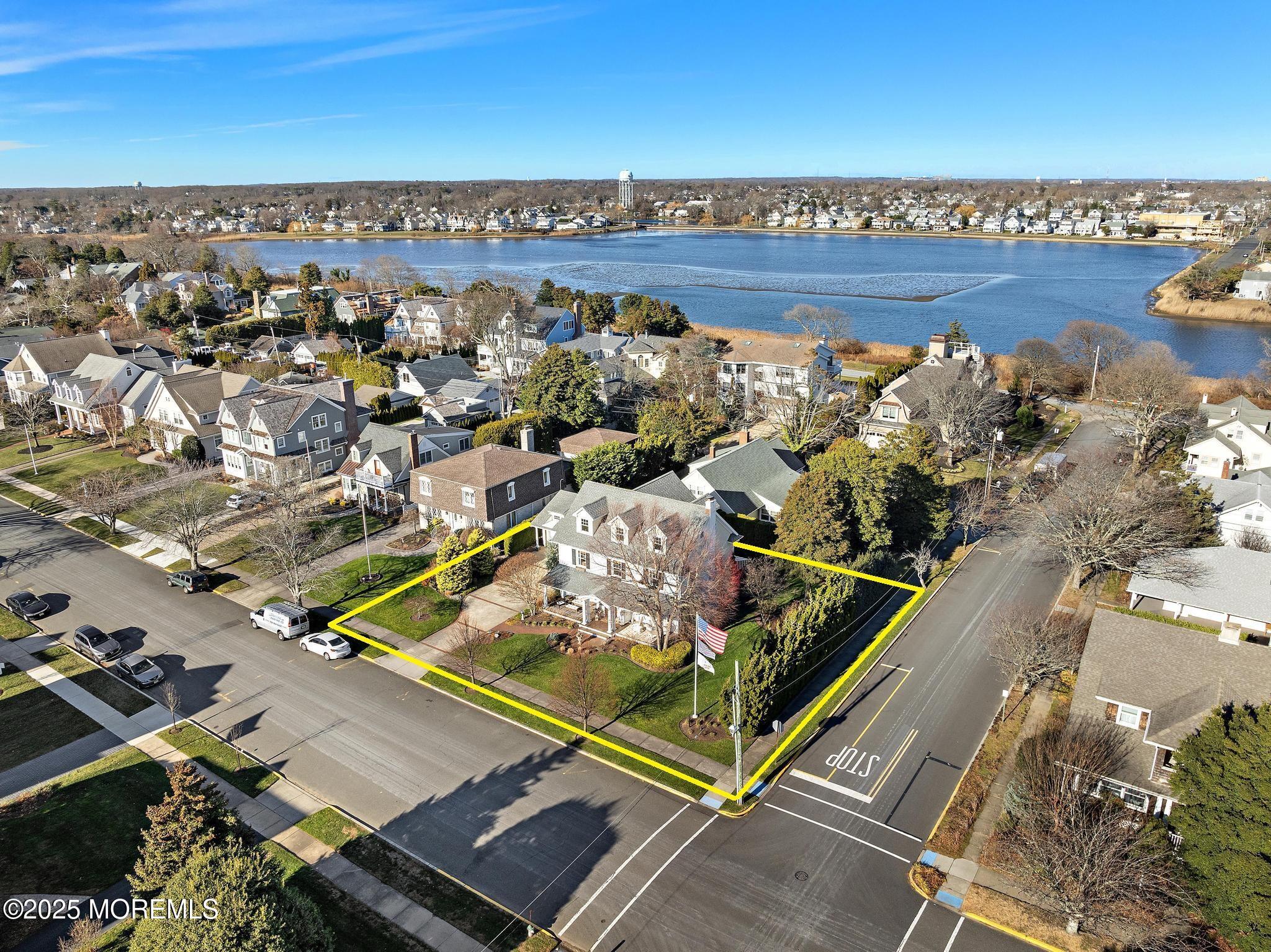 Image 4: Oversized Corner Lot!