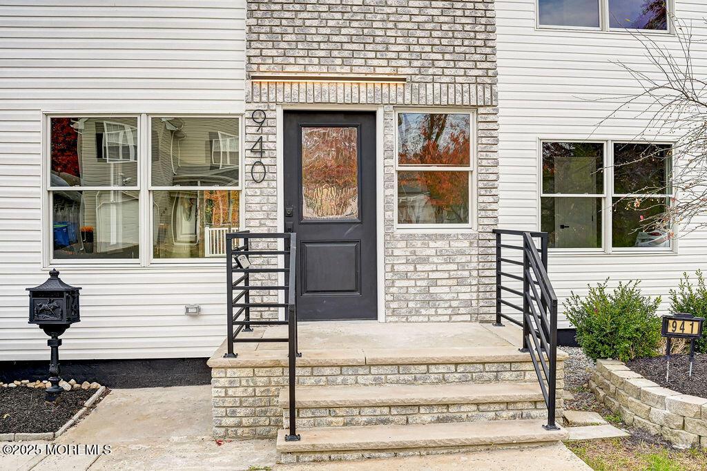 Image 4: 940_grove_ave_004