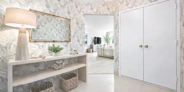 Image 2: foyer
