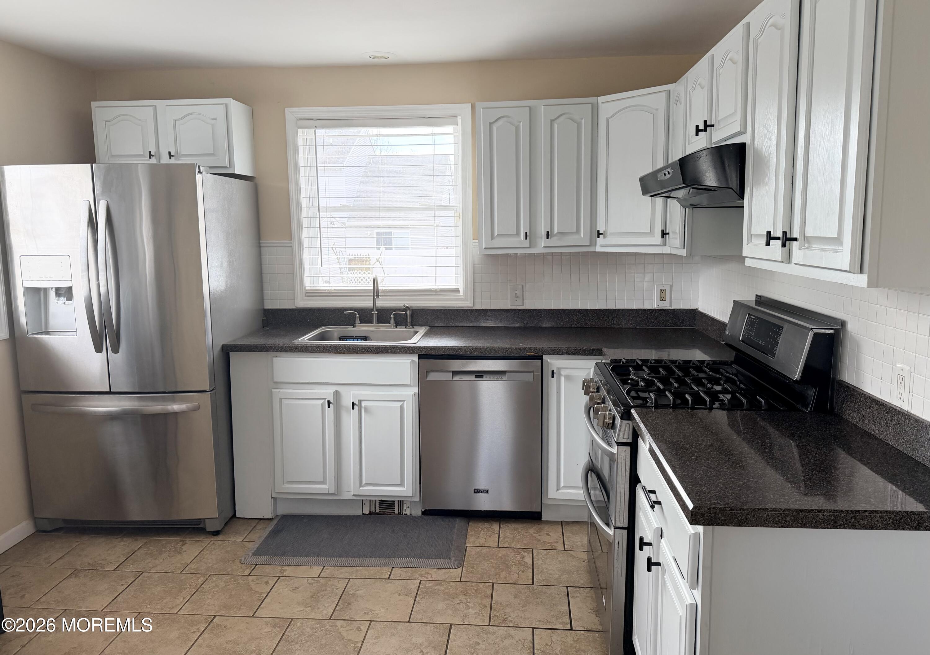 Image 3: Kitchen