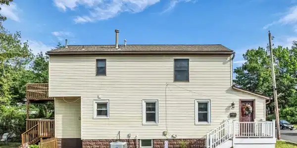 Image 3: 4 BR 2 Full Bath Corner Lot Home