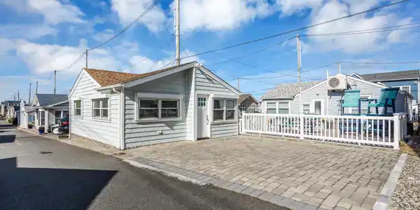 12 E Chadwick Way