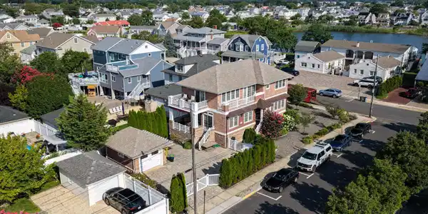 Image 3: Exterior View