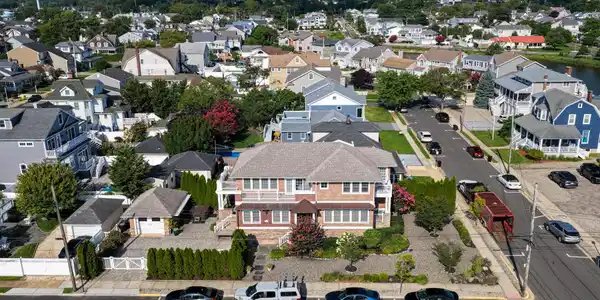 Image 4: Exterior View
