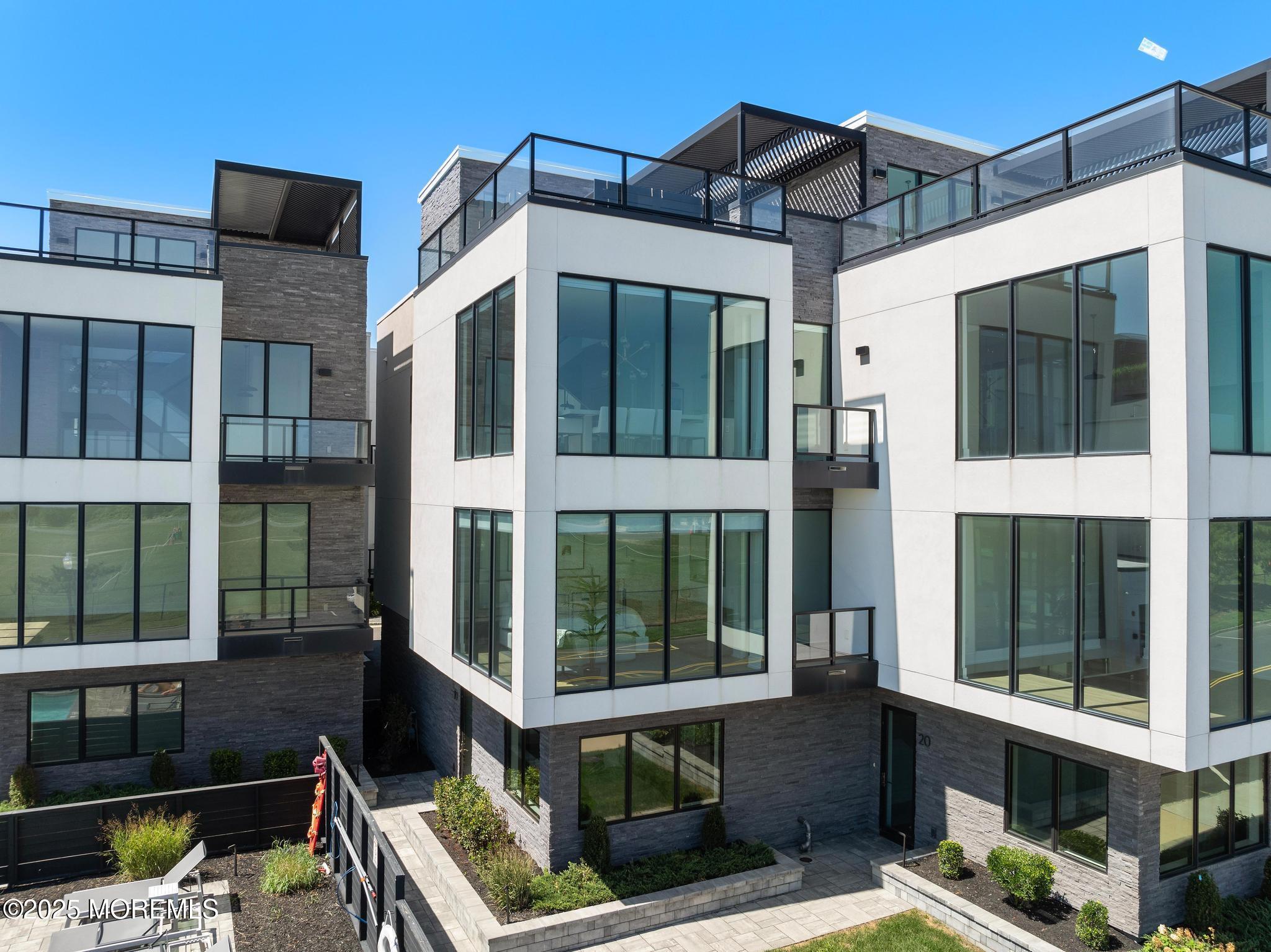 Image 2: 200 Ocean Blvd (20)