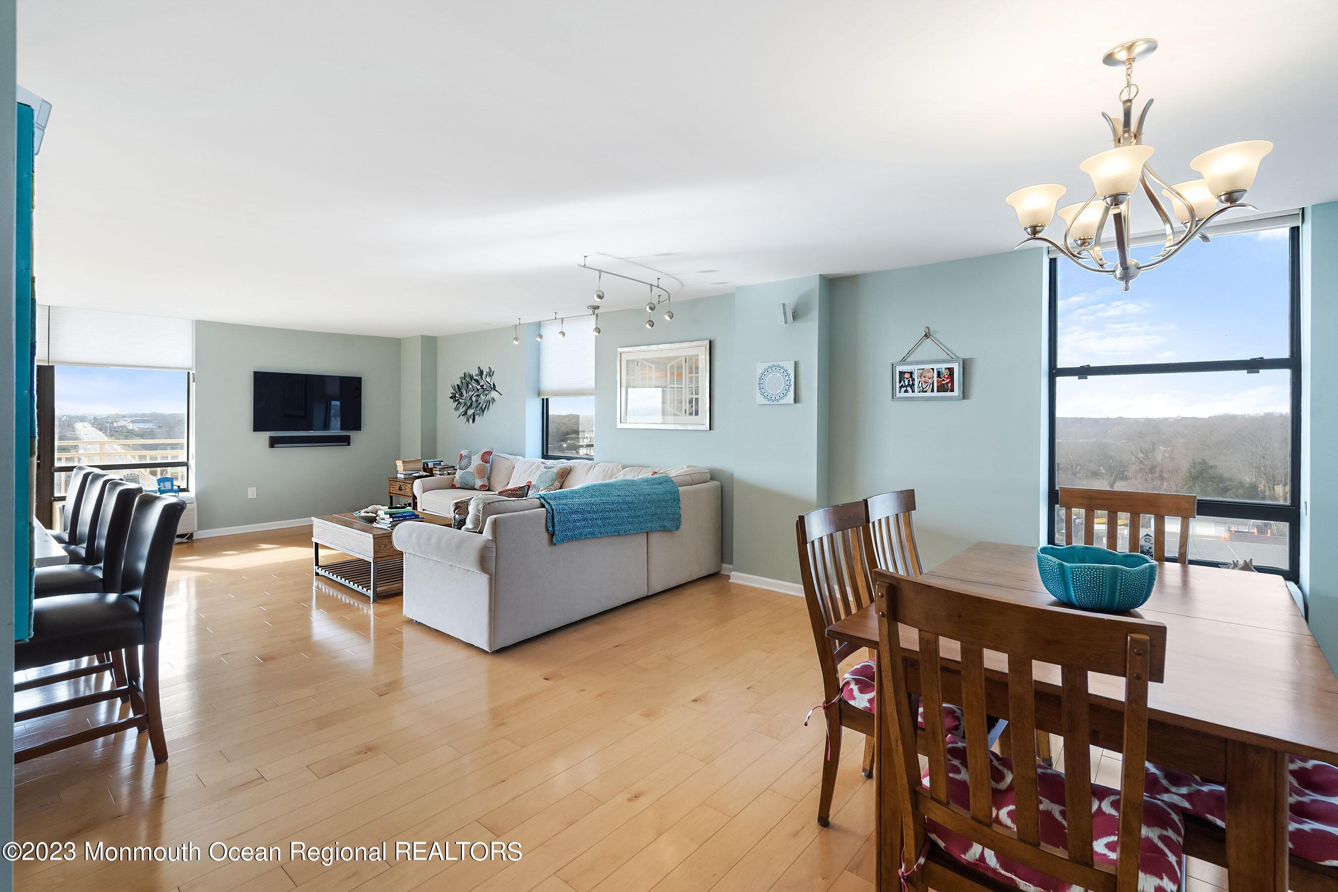 Image 4: 02-710 Dining and Living